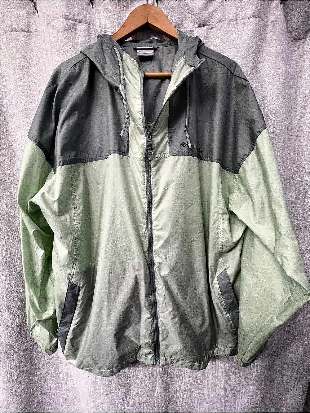 Men’s Columbia Color Block Windbreaker in Green & Gray XXL Like New